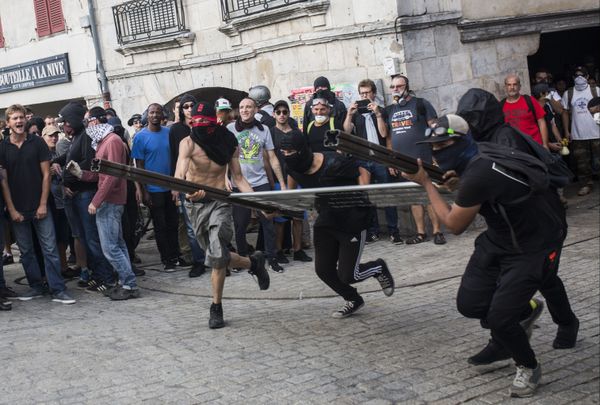 Young men during the protests against the G7 summit in France. - Sputnik International