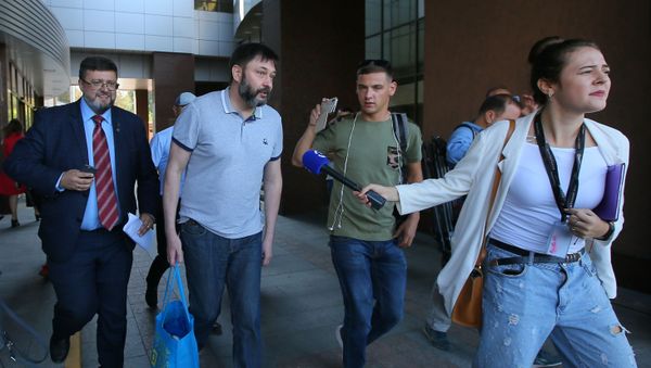 RIA Novosti Ukraine’s Editor-in-Chief Kirill Vyshinsky near an appeals court's building in Kiev.  - Sputnik International