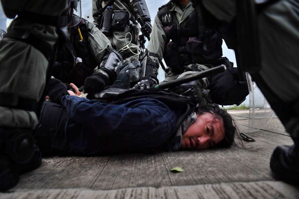 Riot police detain a protester at Kowloon Bay in Hong Kong on August 24, 2019 - Sputnik International