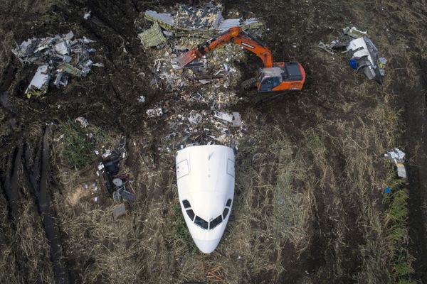 An operation to remove an Airbus A321 from the site of an emergency landing in the field outside Moscow - Sputnik International