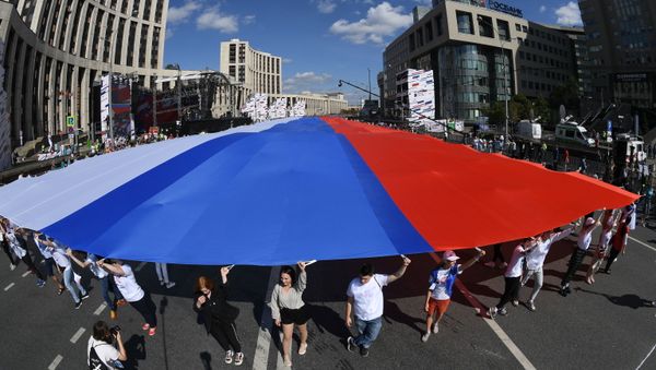 Flash mob participants during the Russian National Flag Day in Moscow   - Sputnik International