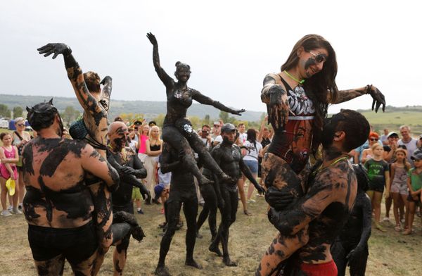 People covered with mineral-rich mud take part in the Iron mud festival in the town of Zheleznovodsk, in Stavropol region, Russia August 24, 2019.  - Sputnik International