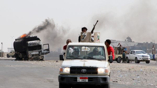 Southern separatist fighters patrol a road during clashes with government forces in Aden, Yemen August 29, 2019 - Sputnik International