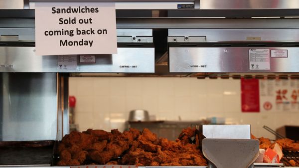 A sign posted inside Popeyes Louisiana Kitchen states that the restaurant is out of their new chicken sandwiches in the Queens borough of New York, U.S., August 23, 2019. - Sputnik International
