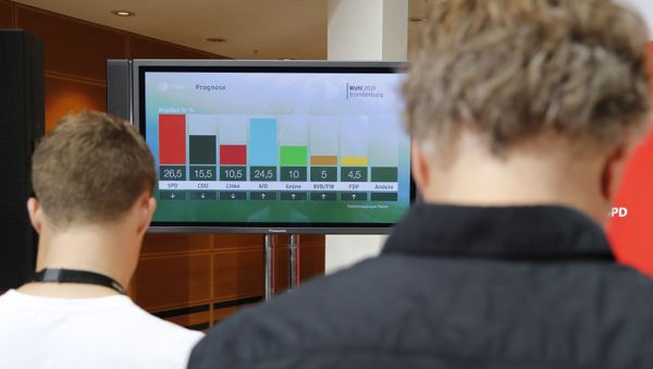 Journalists watch first exit polls on a TV screen at the Social Democratic Party (SPD) headquarters following the regional state elections in Saxony and Brandenburg in Berlin, Germany, September 1, 2019.  - Sputnik International