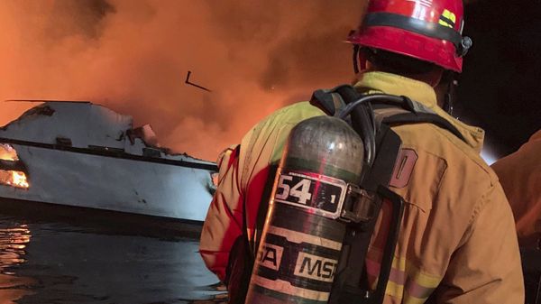 In this photo provided by the Ventura County Fire Department, VCFD firefighters respond to a boat fire off the coast of southern California, Monday, Sept. 2, 2019 - Sputnik International