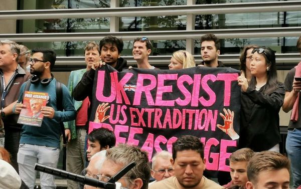 People prior to the performance of Roger Waters in London - Sputnik International