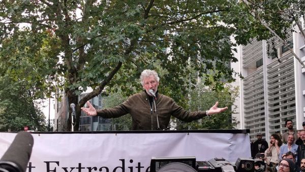 Roger Waters performs in support of Julian Assange outside UK Home Office in London - Sputnik International