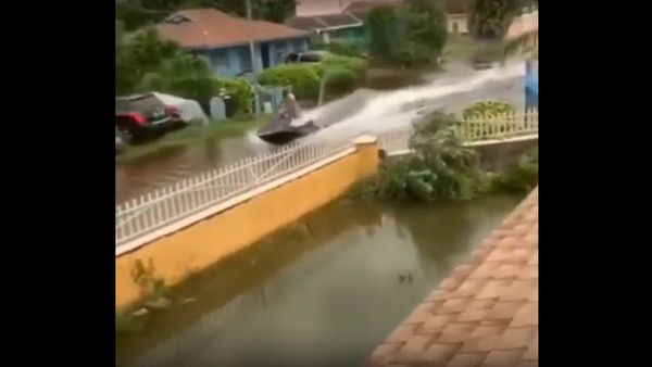 Lmaoo jetski In hurricane Dorain - Sputnik International