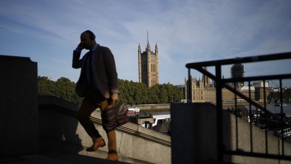 A pedestrian walks up a staircase on the southern bank of the River Thames with Houses of Parliament seen in the background in London on September 2, 2019 - Sputnik International