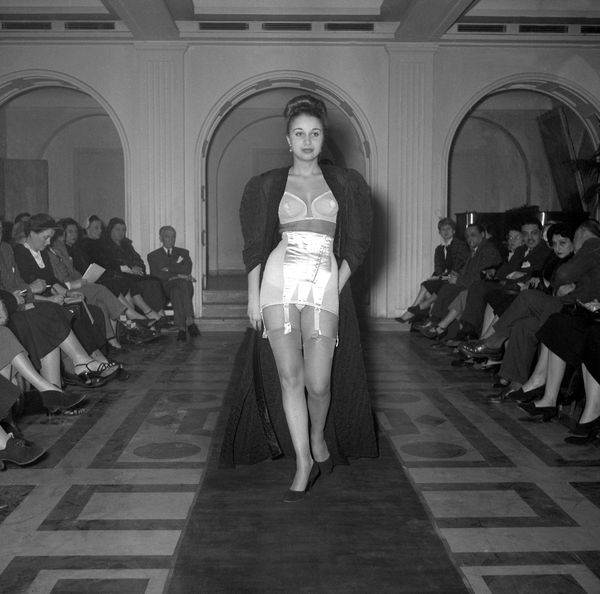 A model presents lingerie during a fashion show, 1953. A model presents lingerie during a fashion show, 1953. - Sputnik International