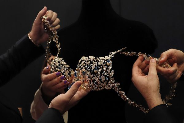 Workers put on a $2 million Champagne Nights Fantasy Bra to be modelled by angel Lais Ribeiro backstage before the Victoria's Secret fashion show inside the Mercedes-Benz Arena in Shanghai, China, Monday, 20 November 2017. Workers put on a $2 million Champagne Nights Fantasy Bra to be modelled by angel Lais Ribeiro backstage before the Victoria's Secret fashion show inside the Mercedes-Benz Arena in Shanghai, China, Monday, 20 November 2017. - Sputnik International