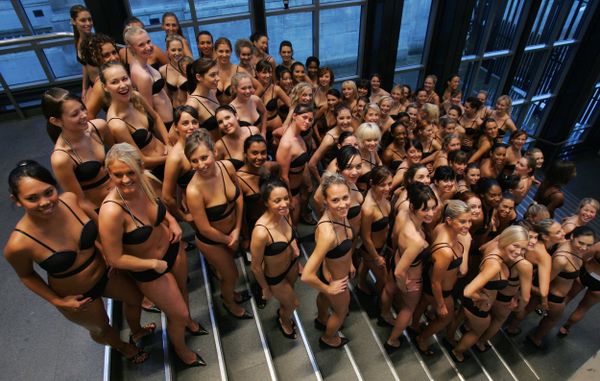 Models wear manufacturer Wonderbra's new Multiplunge Bra during a photocall at the National gallery, London, 16 November 2006. Models wear manufacturer Wonderbra's new Multiplunge Bra during a photocall at the National gallery, London, 16 November 2006. - Sputnik International