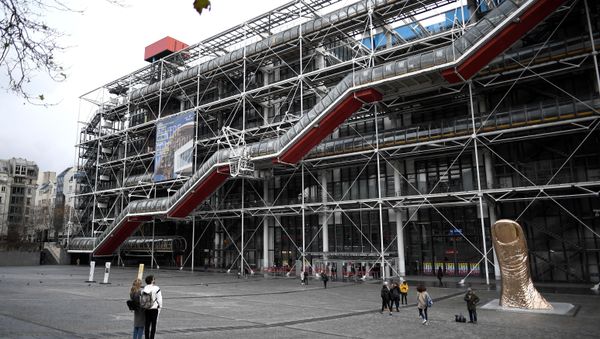 A giant thumb sculpture by French artist Cesar Baldaccini, also known as Cesar (1921-1998), is displayed outside the Centre Georges Pompidou art centre in Paris on November 29, 2017, ahead of the exhibition dedicated to the artist.  - Sputnik International