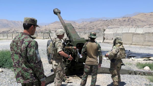 U.S. military advisers from the 1st Security Force Assistance Brigade work with Afghan soldiers at an artillery position on an Afghan National Army base in Maidan Wardak province - Sputnik International
