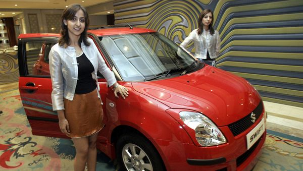 Models pose with the newly launched 'Swift' by Maruti Udyog Limited (MUL) in New Delhi, 25 May 2005 - Sputnik International