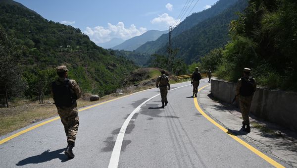 Pakistani troops patrol near the Line of Control (LoC) --- the de facto border between Pakistan and India -- in Chakothi sector, in Pakistan-administered Kashmir on August 29, 2019 - Sputnik International