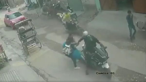  Bike borne chain snatchers caught red-handed by a woman and her daughter in Nangloi, Delhi on August 30 - Sputnik International