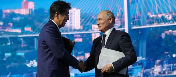Russian President Vladimir Putin shakes hands with Japanese Prime Minister Shinzo Abe after a plenary session of the Eastern Economic Forum in Vladivostok, Russia September 5, 2019 - Sputnik International