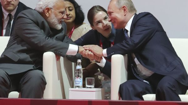 Russian President Vladimir Putin, right, shakes hands with Indian Prime Minister Narendra Modi before the International Jigoro Kano Judo Tournament at the 5th Eastern Economic Forum in Vladivostok, Russia, on Thursday, Sept. 5, 2019 - Sputnik International