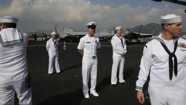 U.S. Navy sailors stand on the deck of the USS Ronald Reagan aircraft carrier in Hong Kong, Wednesday, Nov. 21, 2018 - Sputnik International