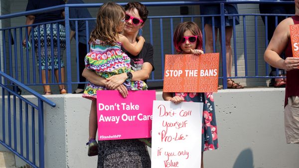 Abortion rights advocates attend a rally after a judge granted a temporary restraining order on the closing of Missouri's sole remaining Planned Parenthood clinic in St. Louis - Sputnik International