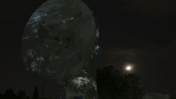 The moon is seen behind a tracking antenna at Indian Space Research Organization's Telemetry, Tracking and Command Network facility in Bangalore, India, late Friday, Sept. 6, 2019. - Sputnik International