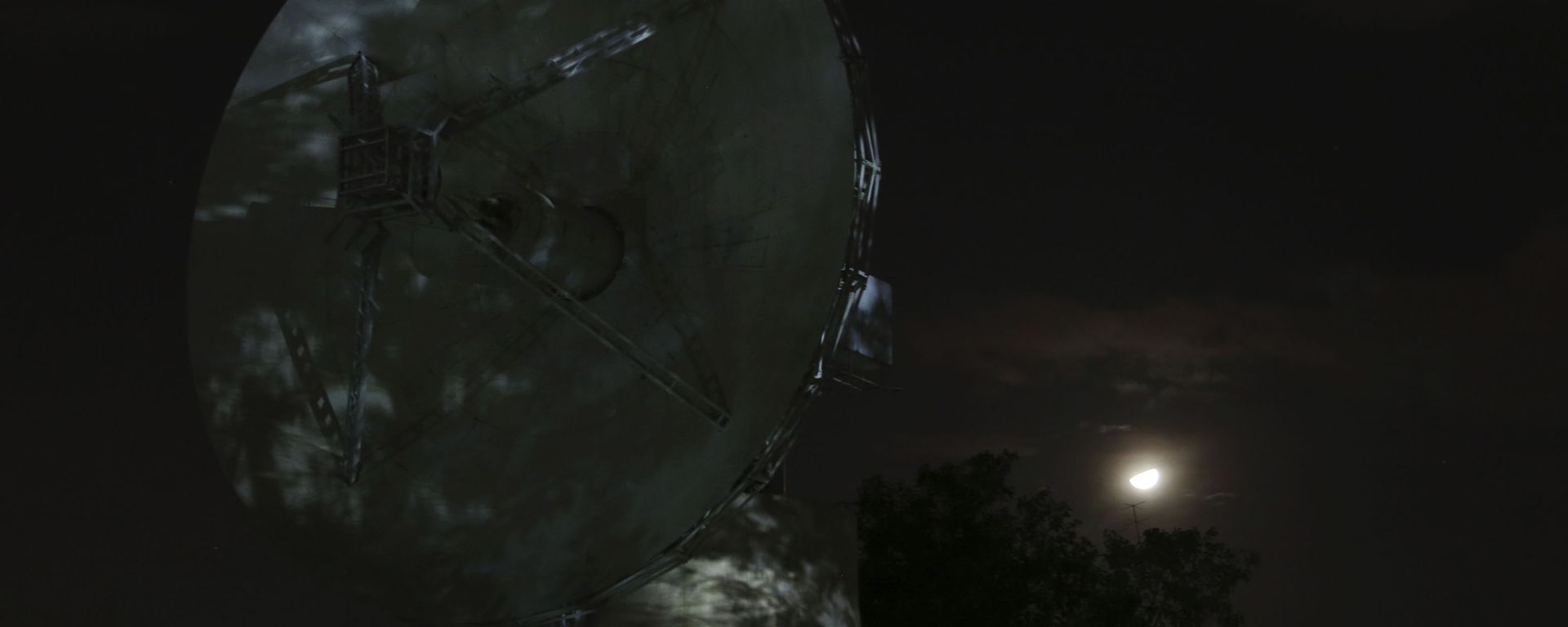The moon is seen behind a tracking antenna at Indian Space Research Organization's Telemetry, Tracking and Command Network facility in Bangalore, India, late Friday, Sept. 6, 2019. - Sputnik International, 1920, 05.08.2022