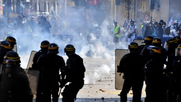 Protesters face French anti-riot police officers during an anti-government demonstration called by the Yellow Vests (Gilets Jaunes) movement on September 7, 2019 in Montpellier, southern France.  - Sputnik International
