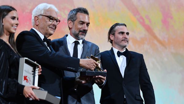 US director Todd Phillips (C), flanked by US actor Joaquin Phoenix (R) and President of the Venice Biennale Paolo Baratta, holds the Golden Lion award for Best Film he received for the movie Joker during the awards ceremony of the 76th Venice Film Festival on September 7, 2019 at Venice Lido.  - Sputnik International
