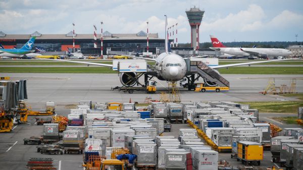 A plane at the Sheremetyevo airport. - Sputnik International