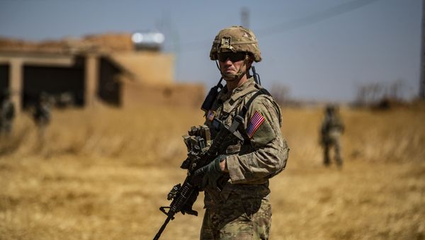 A US soldier stands guard during a joint patrol with Turkish troops in the Syrian village of al-Hashisha on the outskirts of Tal Abyad town along the border with Turkish troops, on September 8, 2019 - Sputnik International