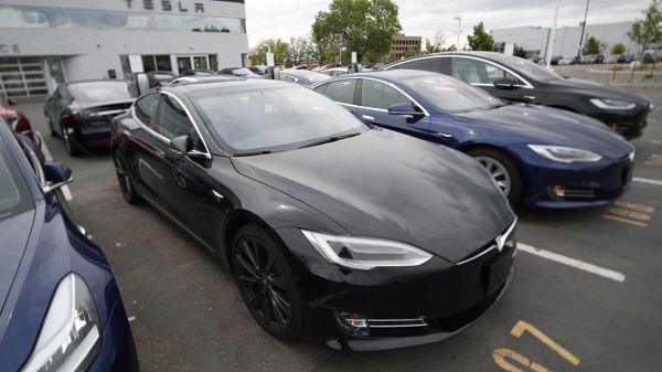 -In this Sunday, May 19, 2019, file photograph, a line of unsold 2019 Model S sedans sits at a Tesla dealership in Littleton, Colo.  - Sputnik International