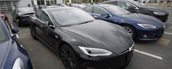 -In this Sunday, May 19, 2019, file photograph, a line of unsold 2019 Model S sedans sits at a Tesla dealership in Littleton, Colo.  - Sputnik International