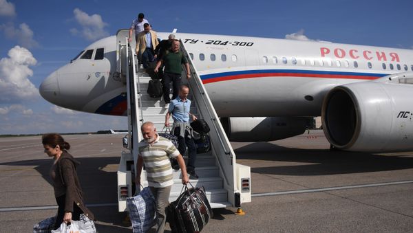 Participants of a simultaneous release of detainees agreed between Russia and Ukraine leave the plain upon arrival from Kiev to Moscow at the Vnukovo airport, outside Moscow, Russia - Sputnik International