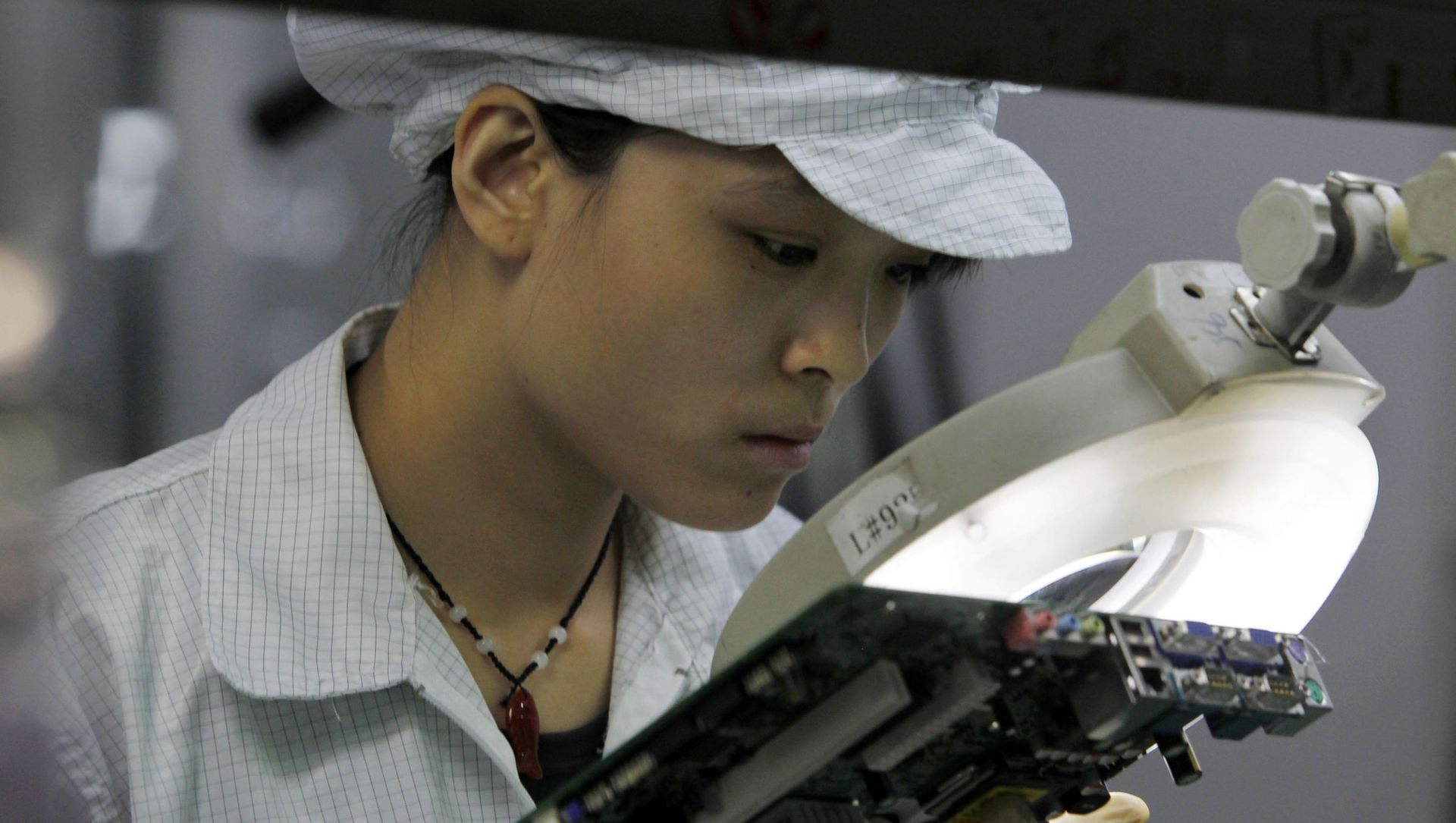A staff member works on the production line at the Foxconn complex in the southern Chinese city of Shenzhen, Southern city in China, Wednesday, May 26, 2010 A staff member works on the production line at the Foxconn complex in the southern Chinese city of Shenzhen, Southern city in China, Wednesday, May 26, 2010 - Sputnik International, 1920, 07.05.2021