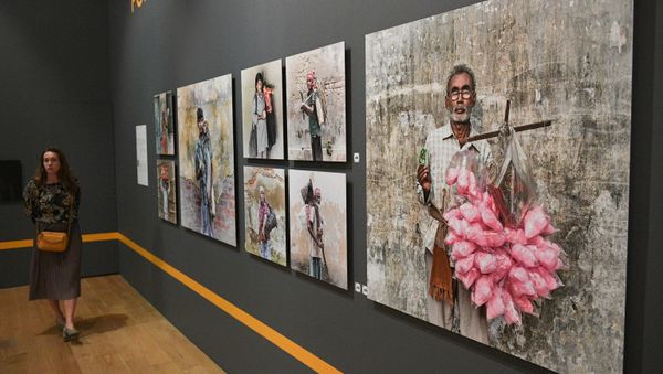 A visitor attends the opening ceremony of the winners of the 5th Stenin Photo Contest, in Moscow, Russia - Sputnik International
