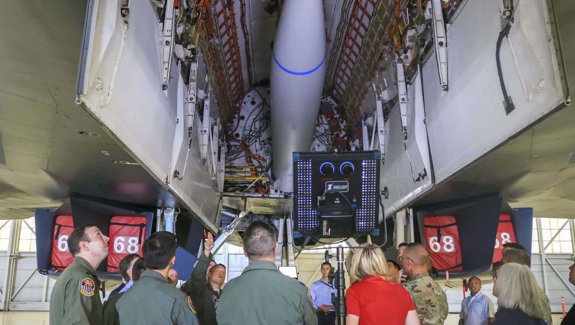 Lt. Col. Dominic Ross, B-1B program element monitor, Air Force Global Strike Command, explains a bulkhead modification to the B-1B bomber that allowed it to carry a notional hypersonic missile mock-up attached to a B-52H Conventional Rotary Launcher during a B-1B expanded carriage demonstration at Edwards Air Force Base, California, Aug. 28 Lt. Col. Dominic Ross, B-1B program element monitor, Air Force Global Strike Command, explains a bulkhead modification to the B-1B bomber that allowed it to carry a notional hypersonic missile mock-up attached to a B-52H Conventional Rotary Launcher during a B-1B expanded carriage demonstration at Edwards Air Force Base, California, Aug. 28 - Sputnik International, 1920, 06.04.2021
