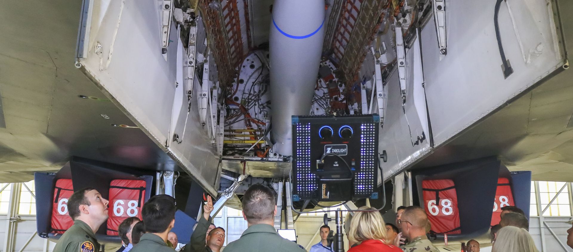 Lt. Col. Dominic Ross, B-1B program element monitor, Air Force Global Strike Command, explains a bulkhead modification to the B-1B bomber that allowed it to carry a notional hypersonic missile mock-up attached to a B-52H Conventional Rotary Launcher during a B-1B expanded carriage demonstration at Edwards Air Force Base, California, Aug. 28 - Sputnik International, 1920, 06.04.2021