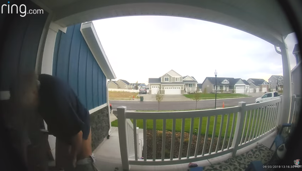 US Man's Weight Loss Sees Him Lose Pants During Home Appraisal - Sputnik International