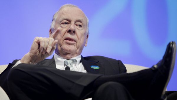 Legendary Texas oil and gas executive T. Boone Pickens discusses his energy plan at the American Wind Energy Association conference Wednesday, May 6, 2009, in Chicago.  - Sputnik International