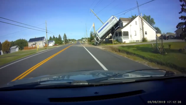 Commercial Truck Veers Into Ditch, Catapults Onto Nearby Home - Sputnik International