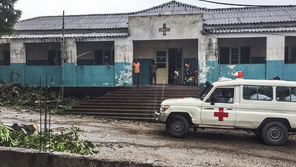 Patients, several affected by Cyclone Kenneth, wait for medical help outside of the Macomia health centre, northern Mozambique on March 28, 2019 - Sputnik International
