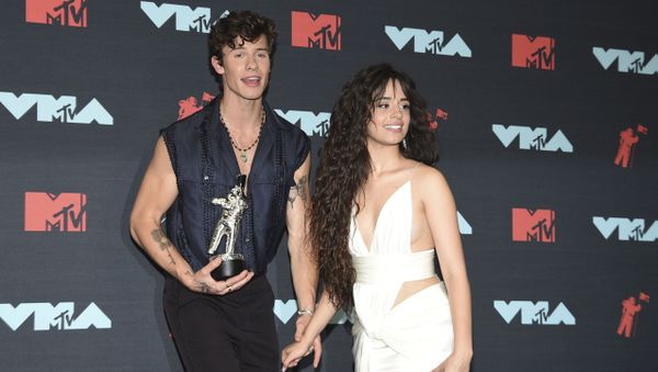 Shawn Mendes, left, and Camila Cabello pose in the press room with the award for best collaboration for Senorita at the MTV Video Music Awards at the Prudential Center on Monday, Aug. 26, 2019, in Newark, N.J. - Sputnik International