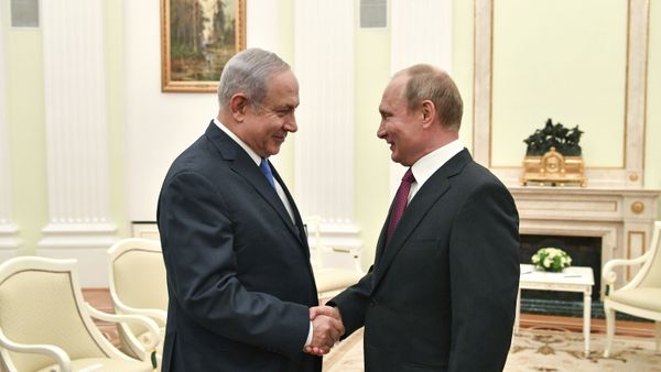 Russian President Vladimir Putin, right, shakes hands with Israeli Prime Minister Benjamin Netanyahu during their meeting at the Kremlin in Moscow, Wednesday, July 11, 2018 Russian President Vladimir Putin, right, shakes hands with Israeli Prime Minister Benjamin Netanyahu during their meeting at the Kremlin in Moscow, Wednesday, July 11, 2018 - Sputnik International