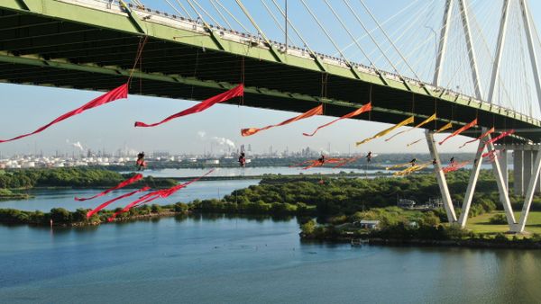 Greenpeace USA Climbers at Fred Hartman Bridge - Sputnik International