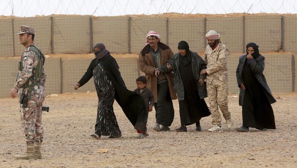 Syrian patients from the informal, Rukban camp are security cleared by the Tribes Army on the Syrian side - Sputnik International