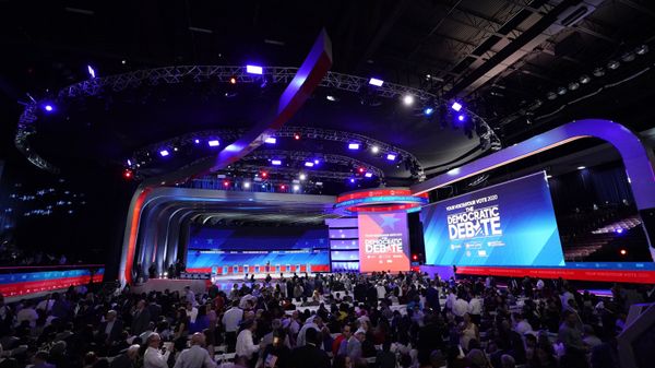 Audience members arrive before a Democratic presidential primary debate Thursday - Sputnik International