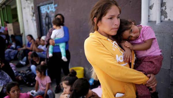 Mexican citizens fleeing violence, queue to cross into the U.S. to apply for asylum at Paso del Norte border crossing bridge in Ciudad Juarez - Sputnik International