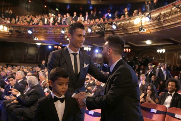 Manchester City Boss ‘Pep’ Guardiola Reportedly Urges Lionel Messi to Stay with FC Barcelona - Sputnik International